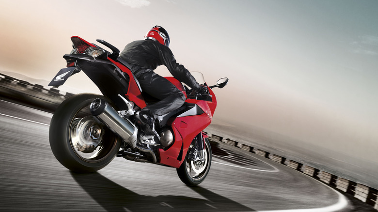 Honda VFR800 проходит поворот на скорости