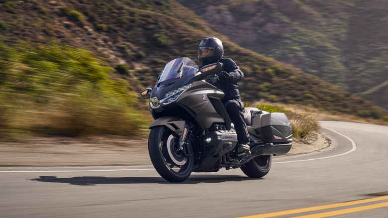 Хонда Голд Винг на дороге