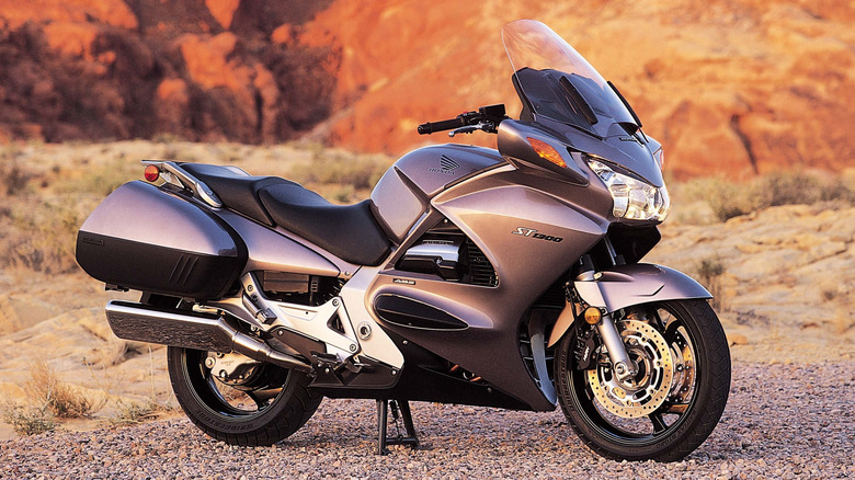 Honda ST1300 в пустыне, припаркована и стоит на подножке.