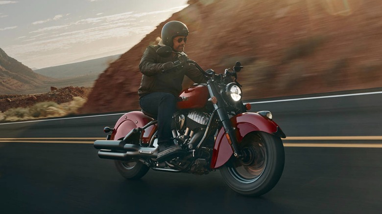 Человек, едущий на Indian Chief Vintage 2026 года по горной дороге