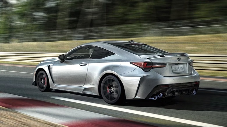 Lexus быстро едет по трассе