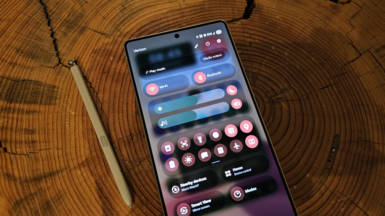 Samsung Galaxy S25 Ultra и S Pen на подставке с единым цветом уведомлений