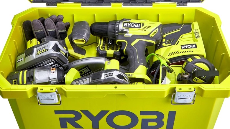Инструменты Ryobi хранятся в ящике для инструментов Ryobi.