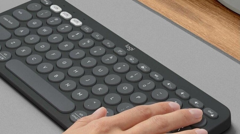 Человек, использующий клавиатуру Logitech K380