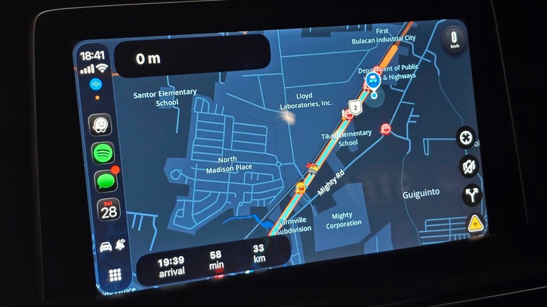 перемещение по карте в Waze с помощью голосового управления Apple CarPlay