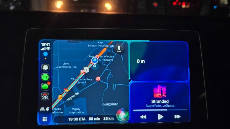 запуск Siri с помощью голосовой команды на Apple CarPlay