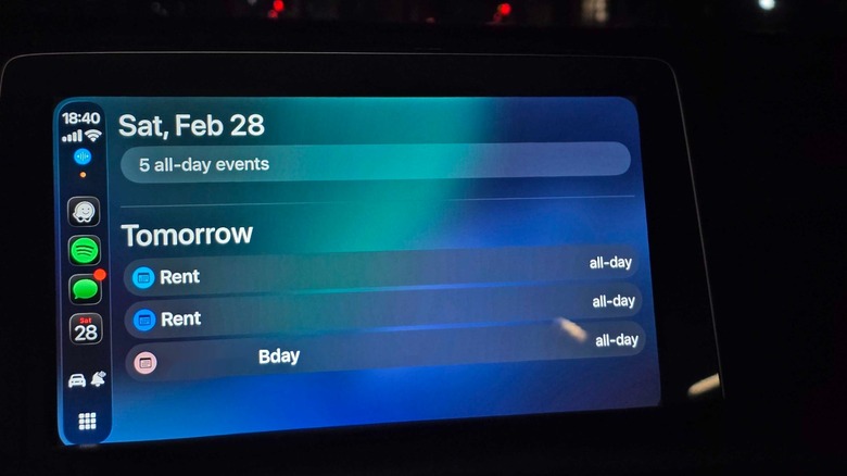 Открытие приложения «Календарь» с помощью голосовых команд в Apple CarPlay