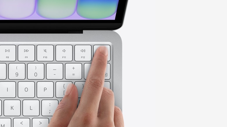 человек, использующий TouchID на Apple MacBook Neo объемом 512 ГБ