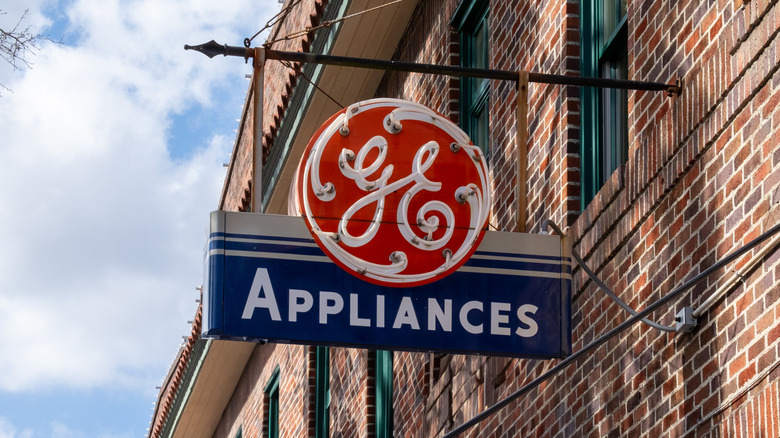 Изображение старой вывески GE Appliances, висящей над дверью магазина