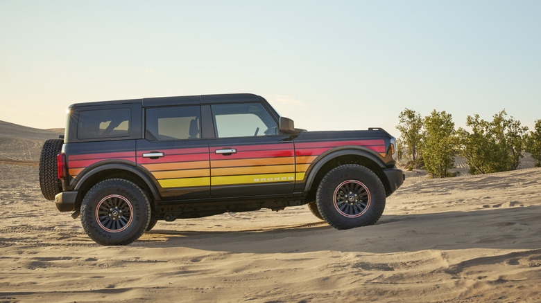 Ford Bronco Free Wheeling 2025 года припаркован в пустыне