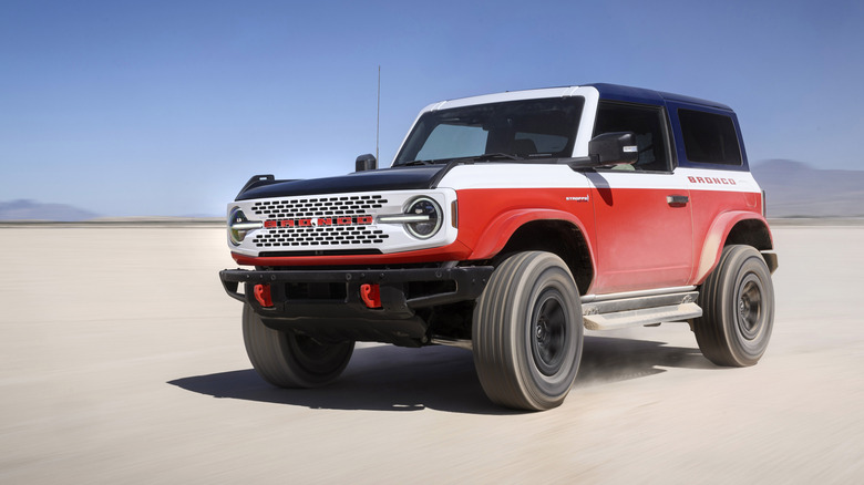 Ford Bronco Stroppe 2025 года едет по пустыне