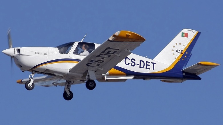 Socota TB-20 Trinidad GT в воздухе с португальским флагом