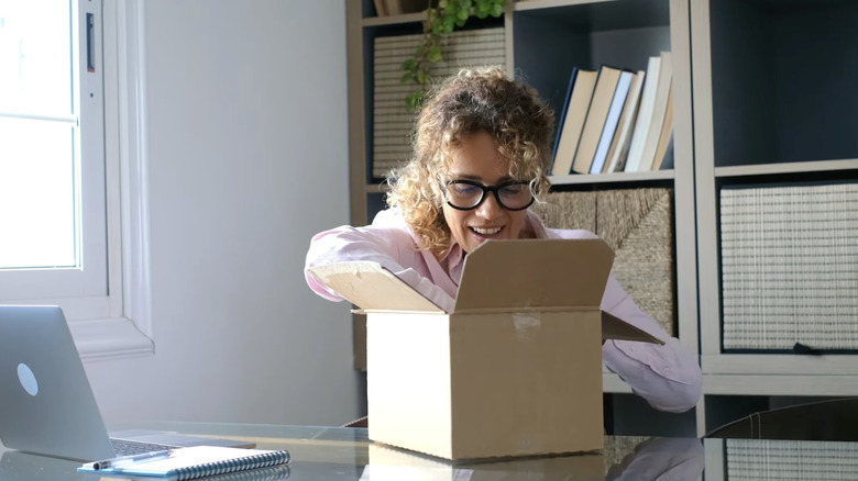 женщина открывает подозрительный пакет без маркировки