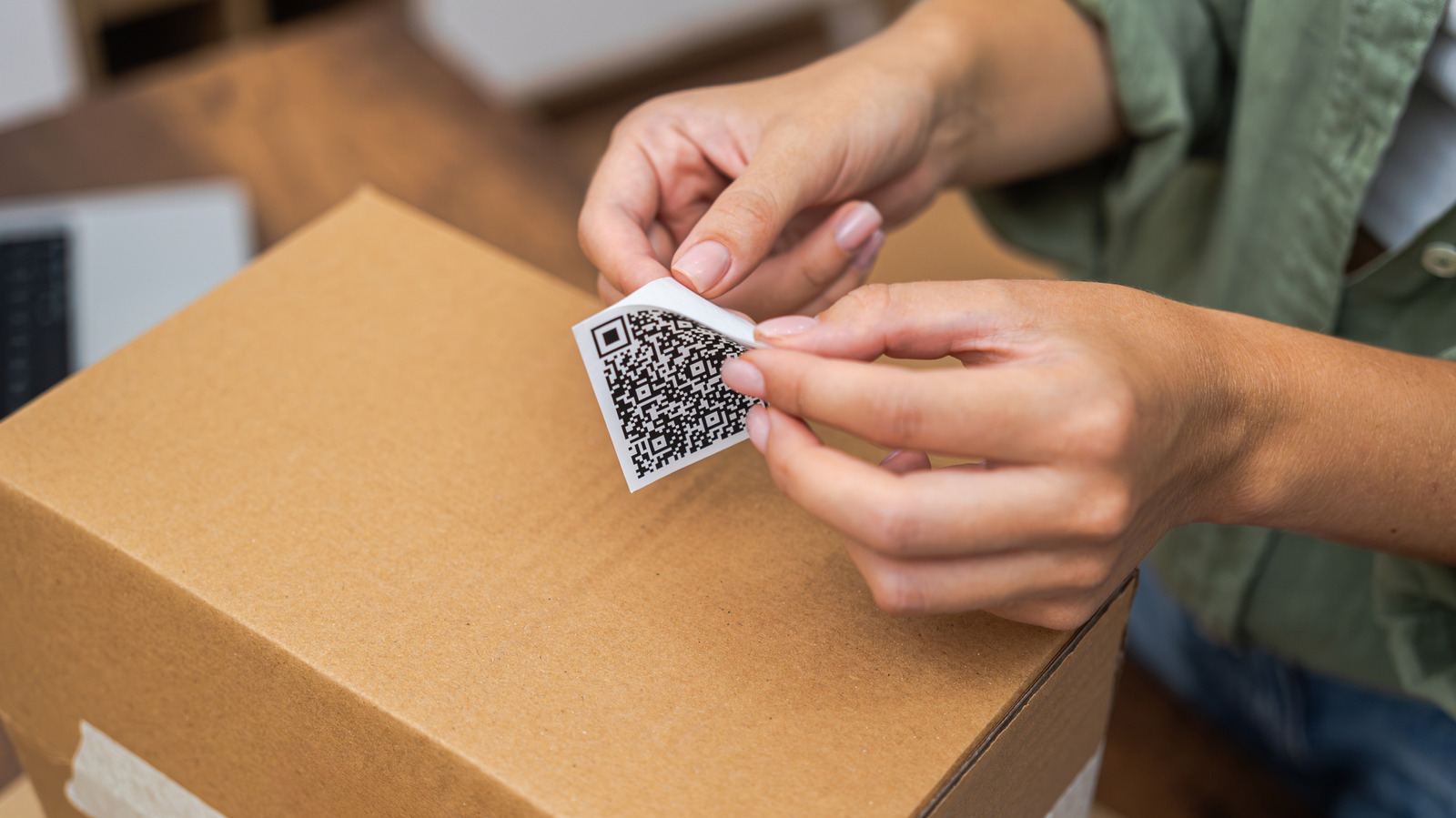 Почему ФБР советует людям не сканировать QR-коды на загадочных посылках, оставленных на пороге