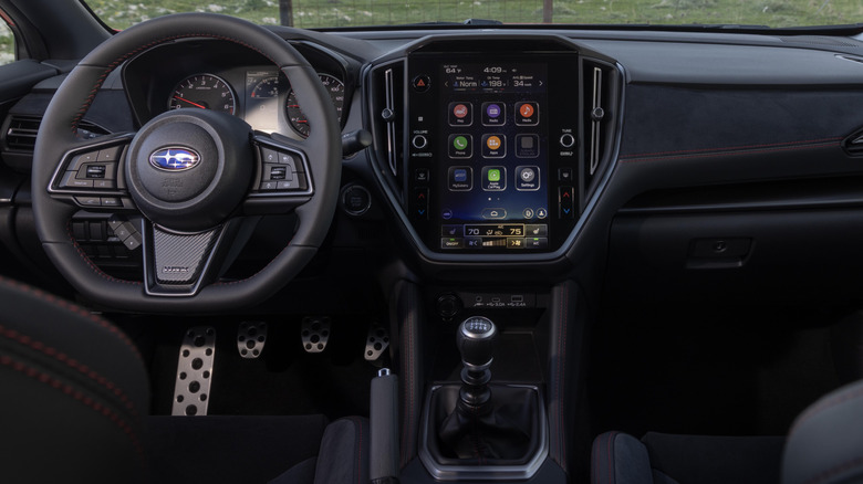 Интерьер Subaru WRX с ручным переключением передач