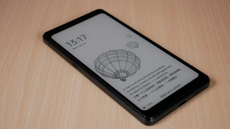 Смартфон Hisense с электронными чернилами лежит на деревянной поверхности