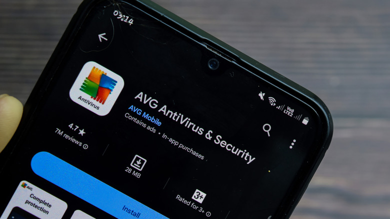Антивирусное приложение AVG отображается на экране смартфона.