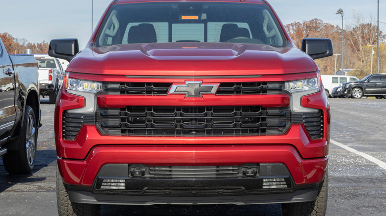 Вид спереди на красный Chevrolet Silverado 1500.