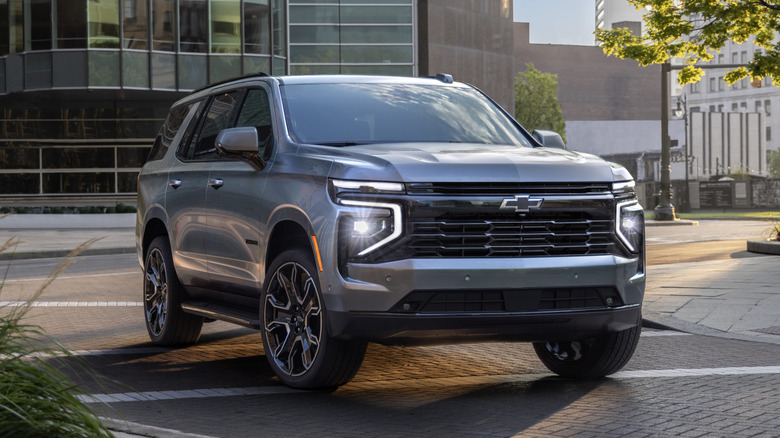 Серый Chevrolet Tahoe припаркован в деловом районе.