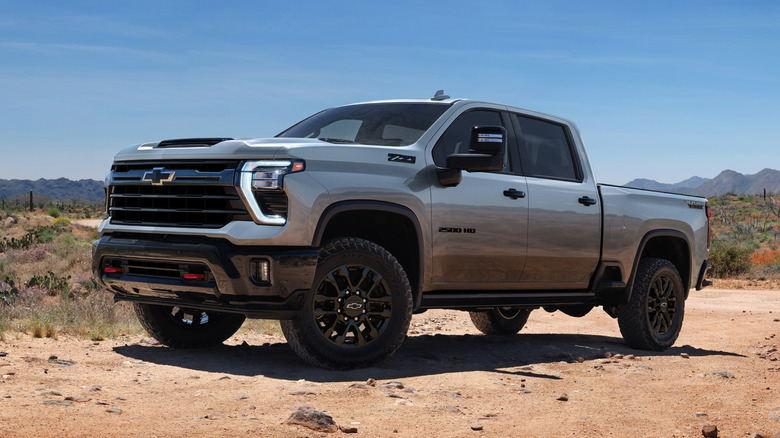 Тяжелый грузовик Chevrolet Silverado припаркован в пустыне.