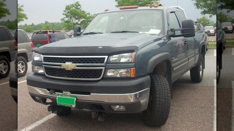 Пикап Chevy Silverado 2500HD 2006 года выпуска, припаркованный на парковочном месте.