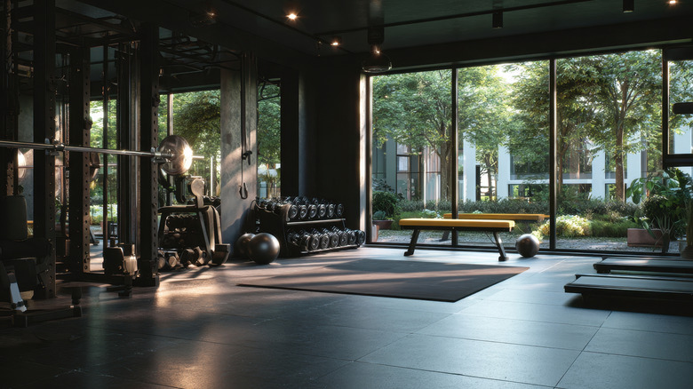 Вид на тренажеры в пустом спортзале.