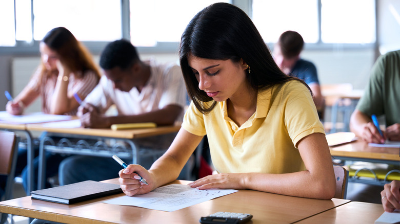 Студенты сдают экзаменационную работу.