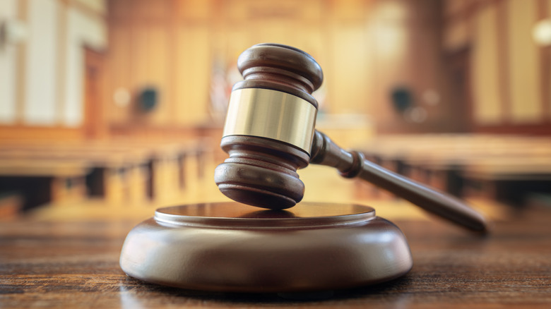 Судейский молоток в пустом зале суда.