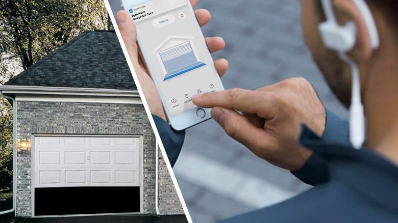 Дверь гаража открывается, когда человек нажимает на экран телефона.