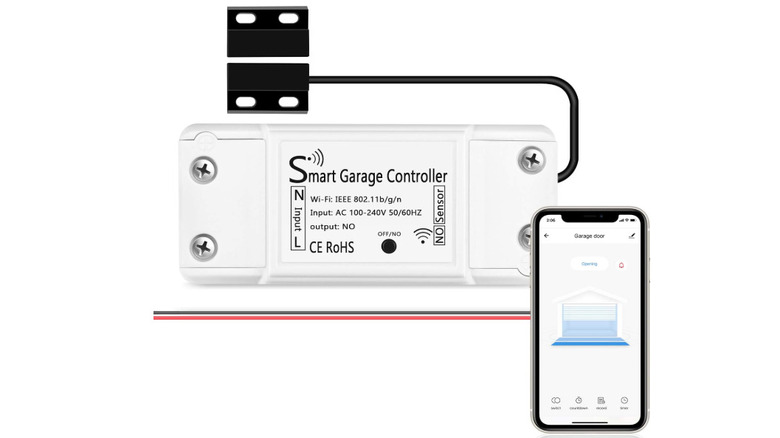 Гараж в доме, рядом телефон.