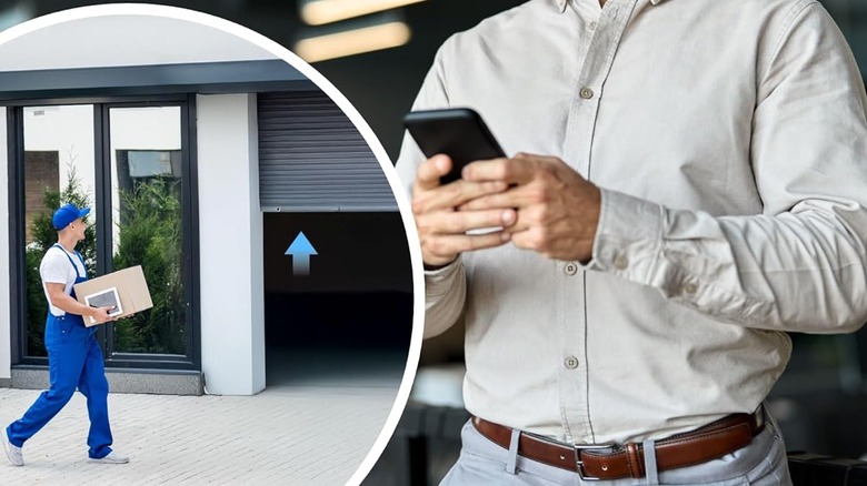 Человек, нажимающий кнопки на своем телефоне в роли курьера, смотрит на открывающийся гараж.