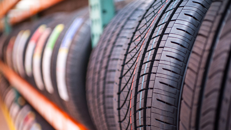 Мелкофокусное изображение новых шин на стойке для шин