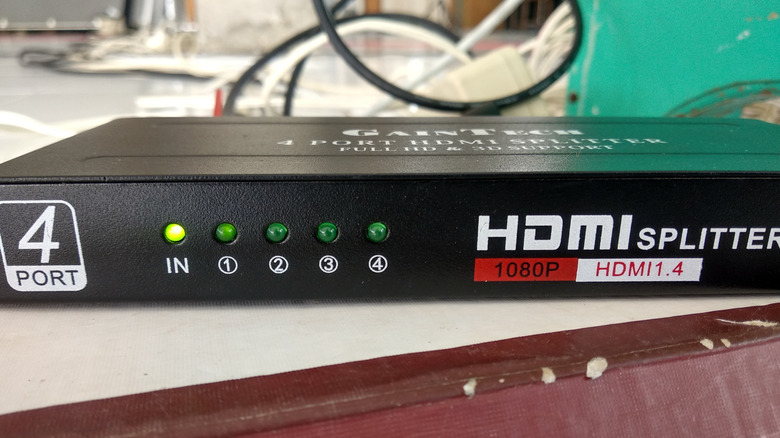 Разветвитель HDMI с подключенными шнурами
