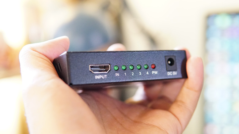 Разветвитель HDMI в руке