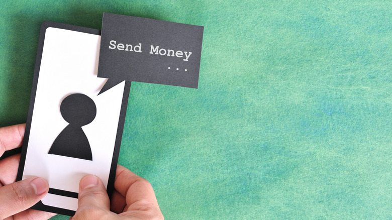 Руки держат телефон с изображением текста с просьбой отправить деньги