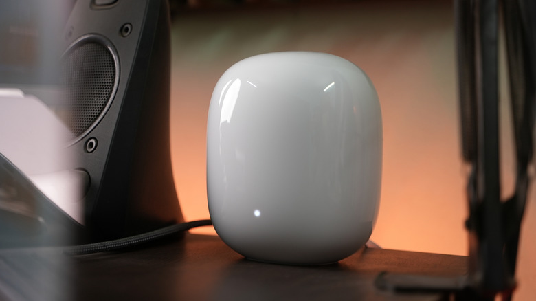 Google Nest лежит на столе