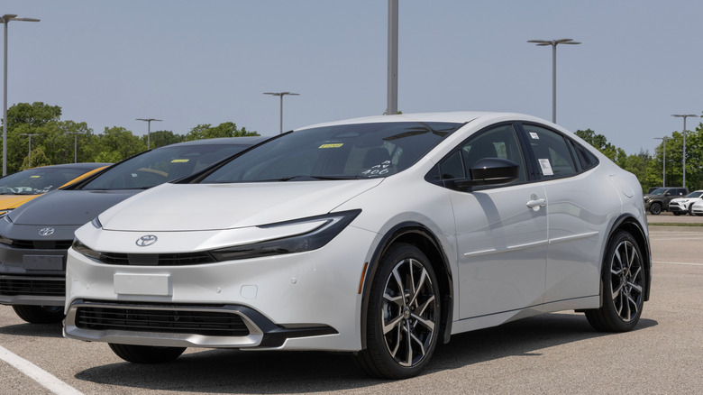 Белая Тойота Приус на стоянке