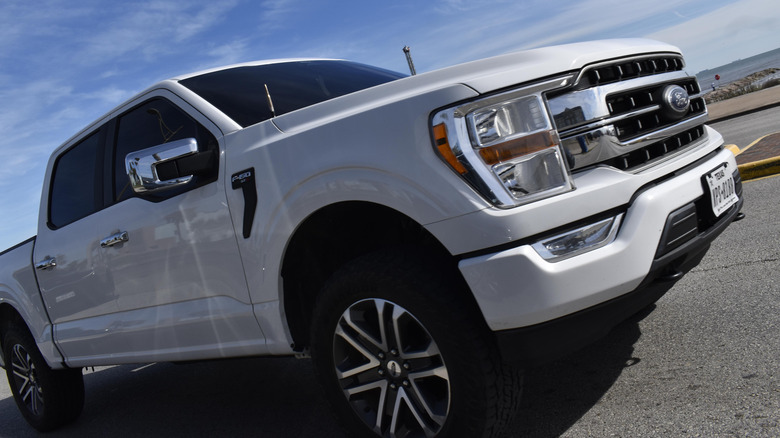 Белый пикап Ford F-150 на пляже