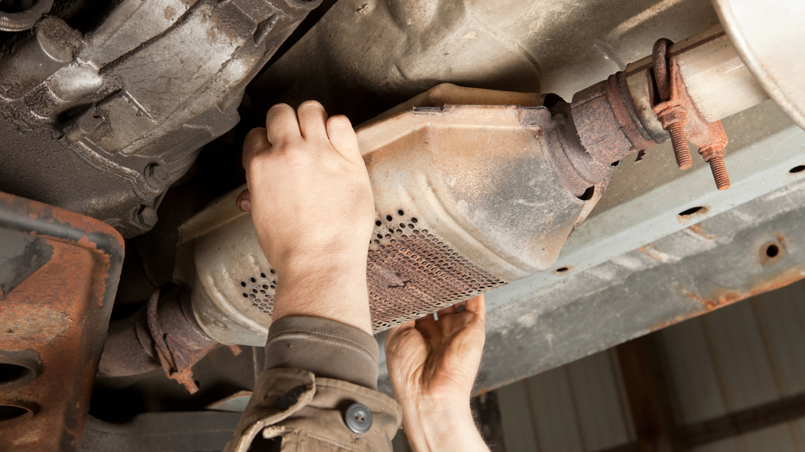 Число краж каталитических нейтрализаторов растет, и объектом нападений являются автомобили