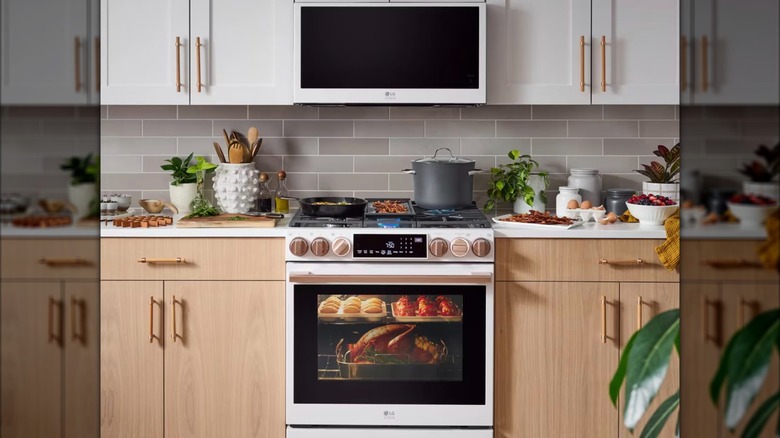 Микроволновая печь и плита LG на современной кухне