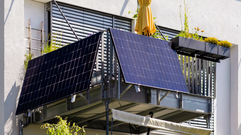 Солнечные батареи установлены на балконе квартиры.