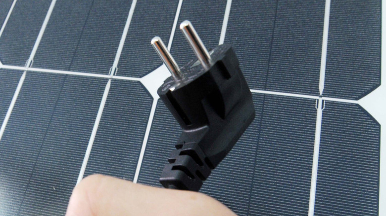 Перед солнечной панелью стояла двухконтактная вилка.