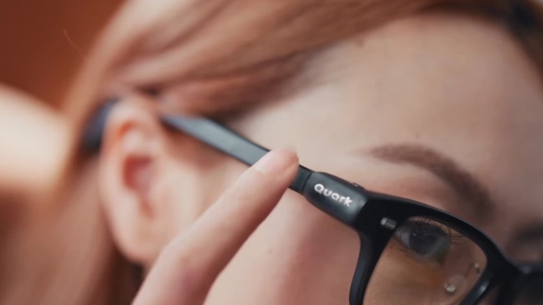 Крупным планом человек в очках Quark.