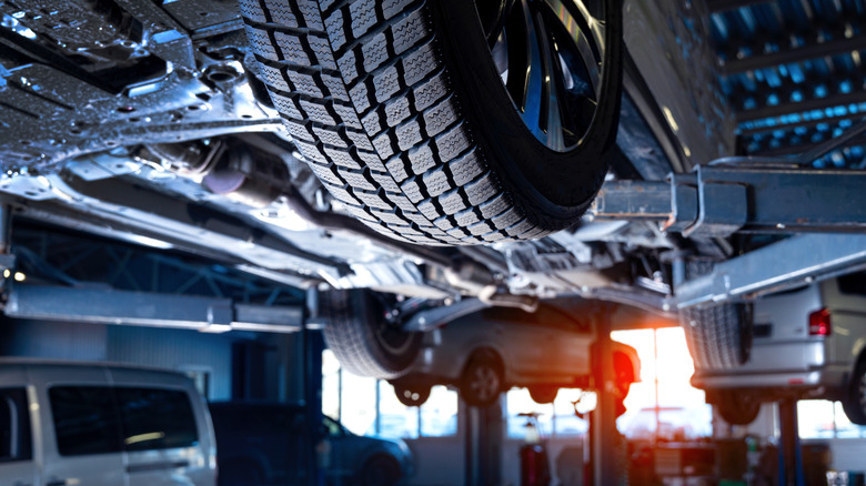 Автомобили внутри автомагазина