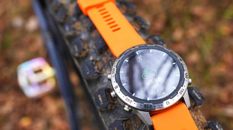 GPS-часы для езды на горном велосипеде. Умные часы на шине горного велосипеда