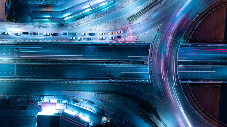 На картинке показаны схемы движения транспорта в городе.