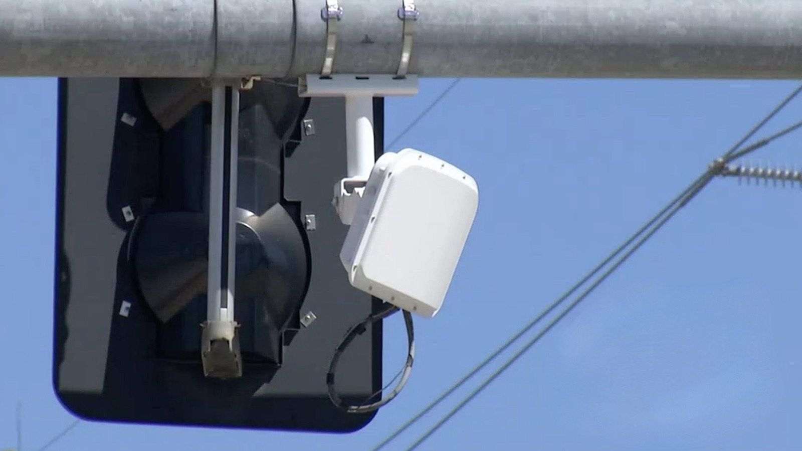 Вы когда-нибудь замечали эти белые квадраты на светофорах? Вот для чего они нужны