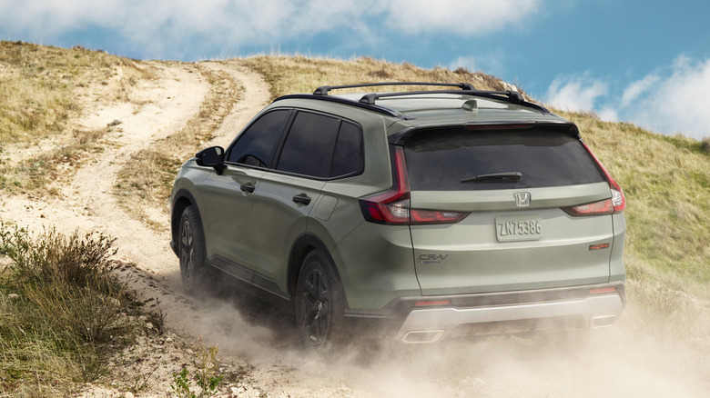 Honda CR-V TrailSport Hybrid 2026 года, вид в 3/4 сзади