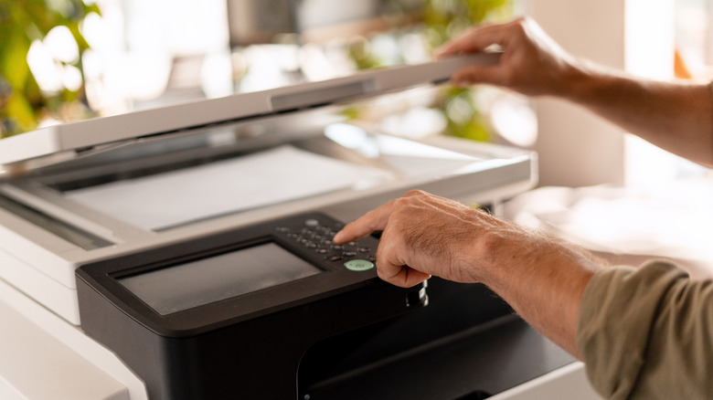 Человек, работающий с принтером