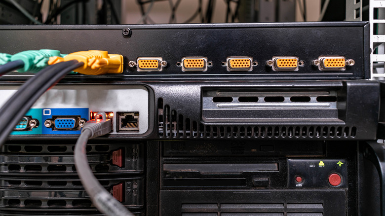 Сервер с несколькими портами VGA и Ethernet.